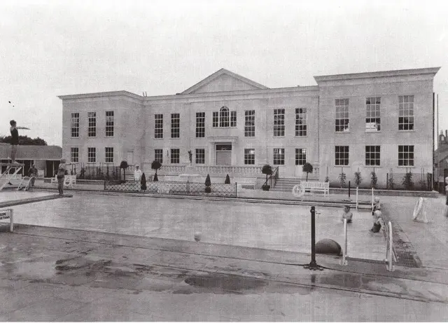 Winchester Lido picture credit to Hampshire Record Archives