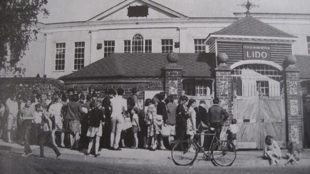 winchester-lido-old-queuing